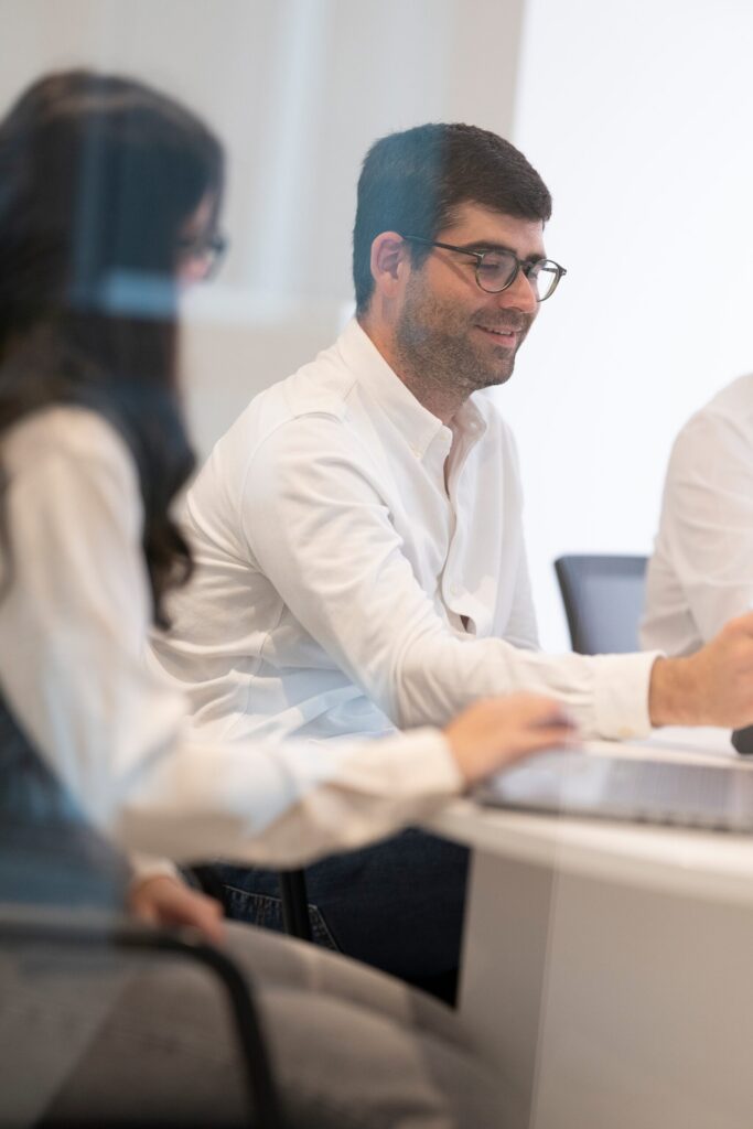 Expert-comptable de la Fiduciaire Soreco en réunion de conseil, ordinateur portable ouvert
